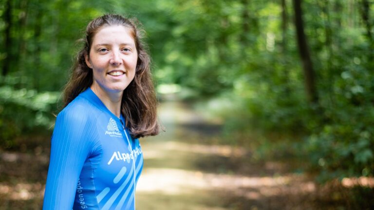Manon Bakker kritisch op vrouwenplek Team Bomba-Join: er zijn genoeg rensters die een kans verdienen Manon Bakker in wedstrijdshirt tijdens het veldrijden